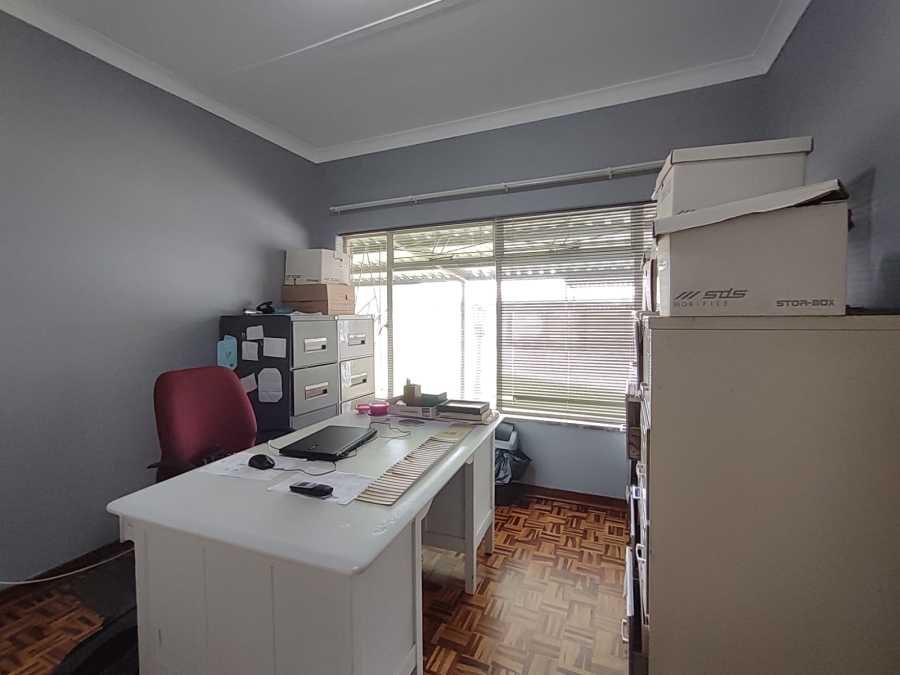 6 Bedroom Property for Sale in Flamwood North West